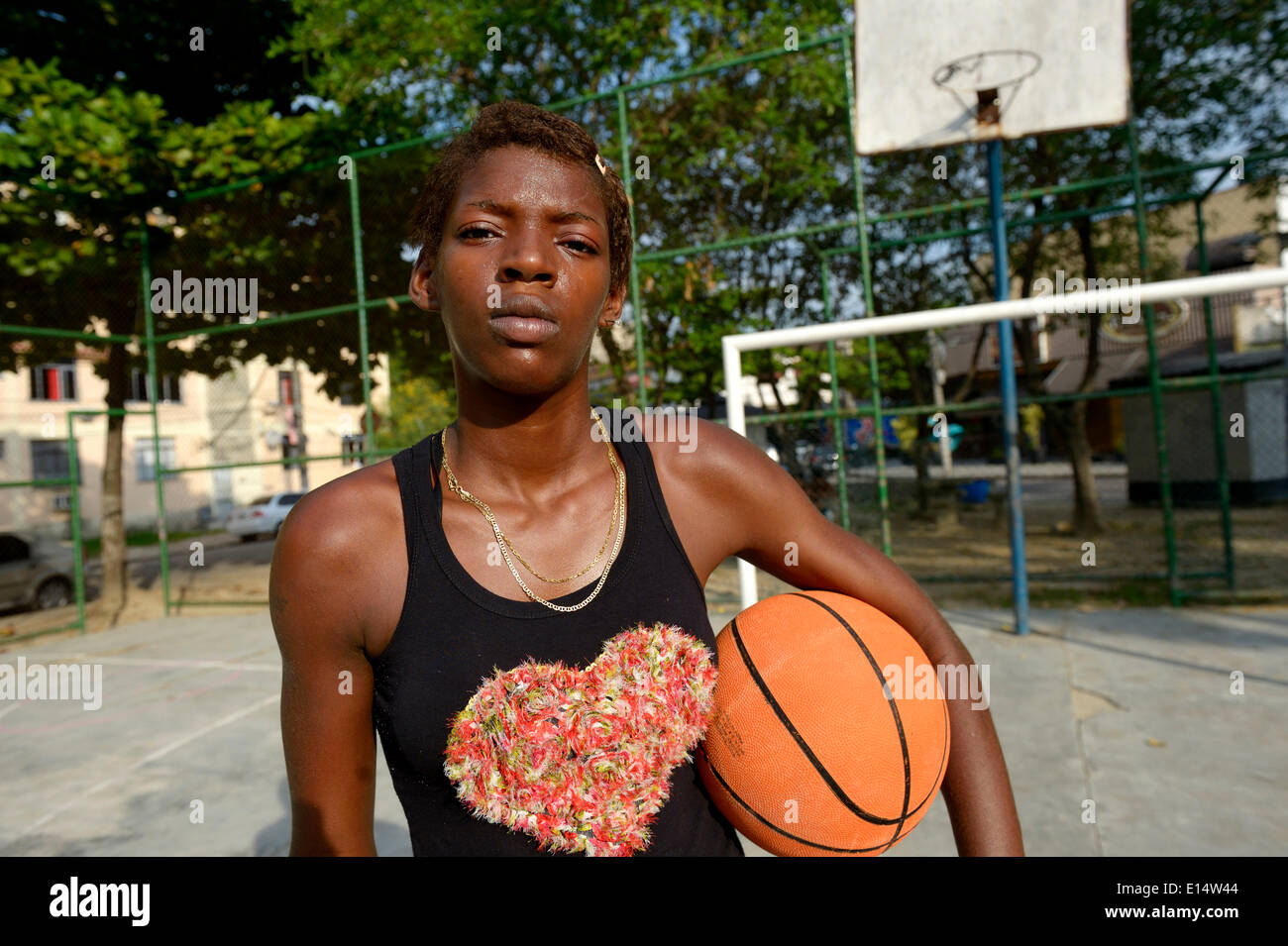 La gioventù, 15, con una palla da basket, Rio de Janeiro, Stato di Rio de Janeiro, Brasile Foto Stock