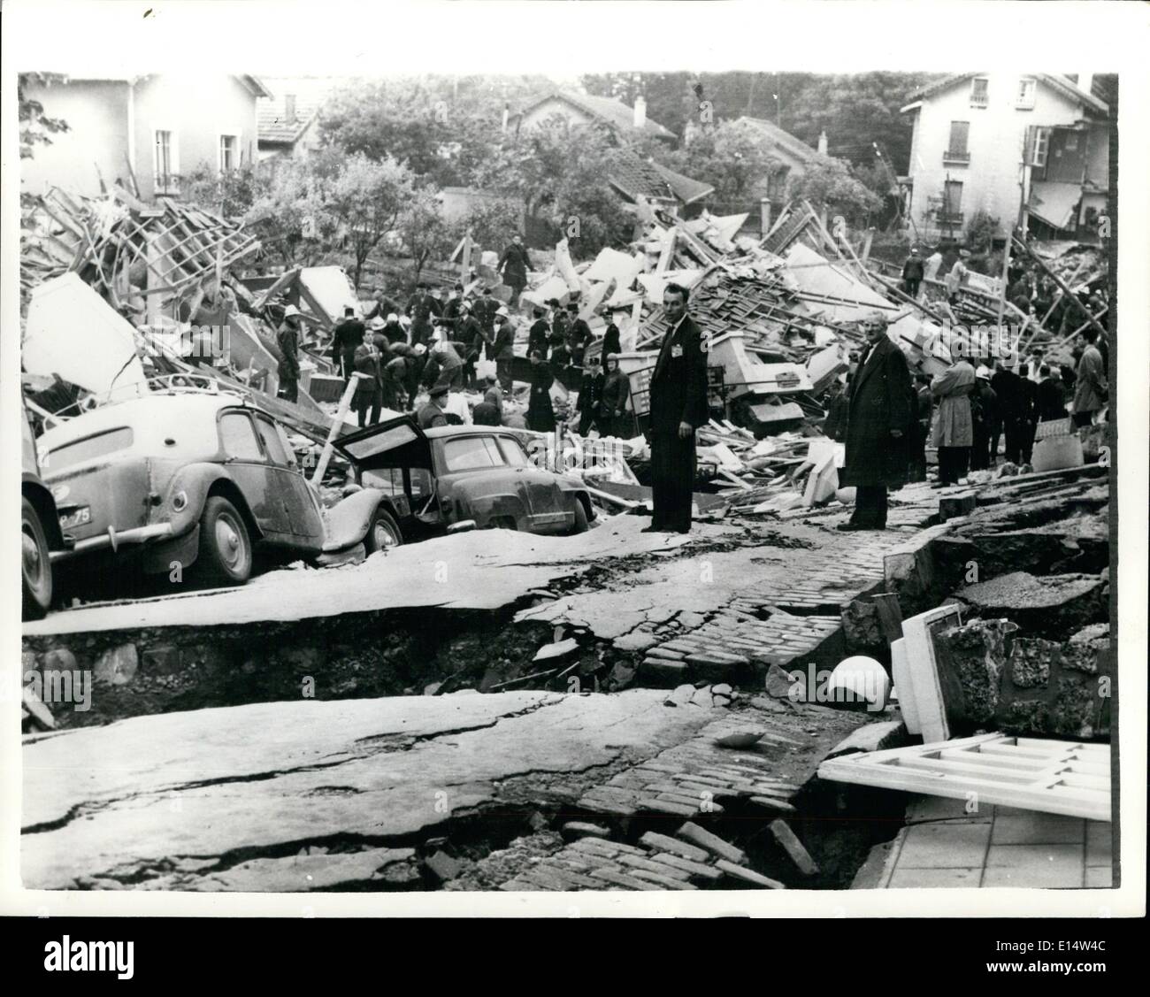 Apr. 18, 2012 - Sette uccisi in frana nel sobborgo di Parigi. Sette persone sono state uccise e 23 ferite quando un mezzo miglio quadrato del sobborgo di Parigi di Clamart cessata questa mattina, smashing 25 case, una fabbrica di ceramiche e di un edificio a tre piani blocco di appartamenti. Circa una dozzina di lavoratori sono creduti per essere sepolti vivi in fabbrica rovine. Keystone Mostra fotografica di:- Le automobili sono visto su una carreggiata collassata come soccorritori fatica tra il relitto in background - dopo oggi il disastro di Clamart. Foto Stock