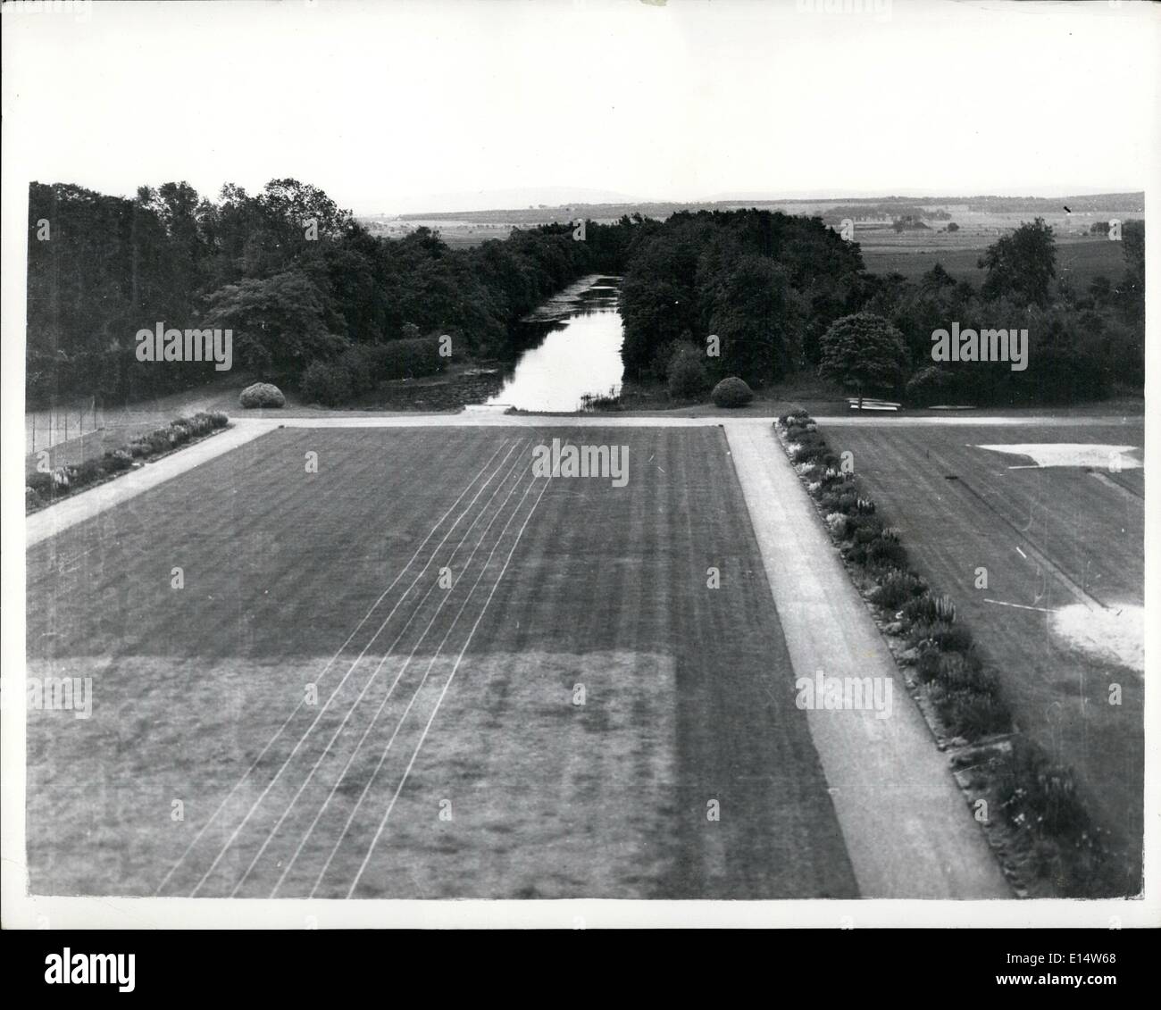 Apr. 18, 2012 - Come padre.... Il principe Charles andrà a Gordonstoun. Finalmente il nuovo è fuori: Prince Charles andrà a Gordonstoun, padre della vecchia scuola di Moray via in Scozia. All'inizio del periodo estivo si unirà alla Windmill Lodge, una casa con 60 ragazzi a &pound;519-a-anno 400 allievo scuola dura. Il suo direttore sarà il sig. F.R.G. Masticare che ha eseguito la scuola dal 1959. Lo scopo principale di Gordonstoun, fondata nel 1934 dal dottor Kurt Hahn è lo sviluppo del carattere e iniziativa, con forte enfasi su auto-disciplina e la resistenza fisica Foto Stock