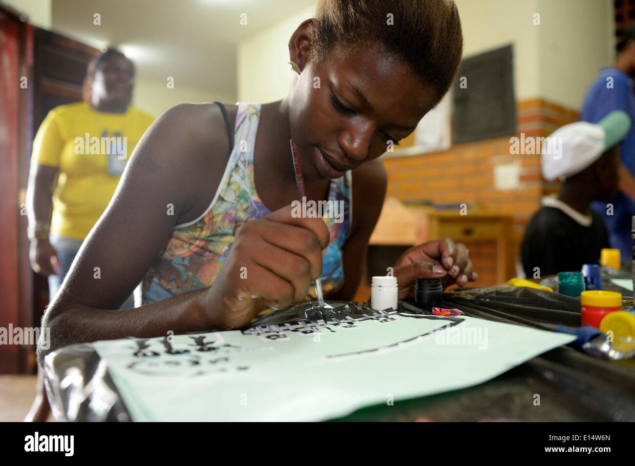 Ragazza, 15, durante un mestiere e corso di pittura per i bambini di strada come parte della Sao Martinho progetto sociale, distretto Lapa Foto Stock