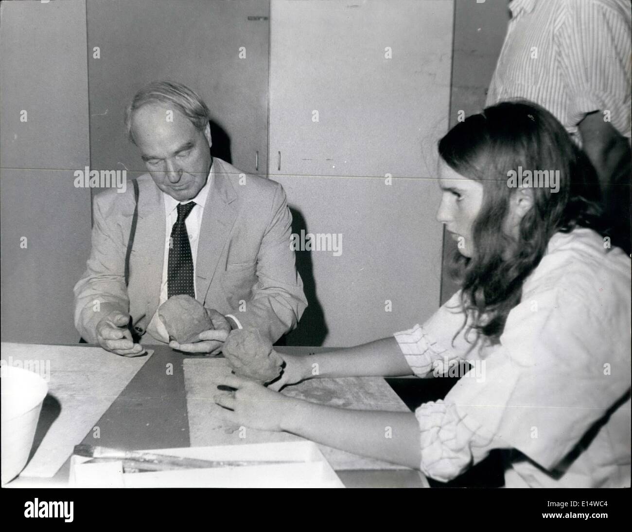 Apr. 18, 2012 - Henry Moore visiti la sua esposizione in Gerusalemme Henry Moore, il famoso scultore britannico ha pagato una visita inaspettata a Gerusalemme per visitare il British Council sponsorizzato "Henry Moore Exhibition". Inutile dire che la mostra che consisteva di una cinquantina di opere che vanno dal minuto bozzetti di bronzi gigantesco attratto una moltitudine di visitatori del Museo di Israele. Il 62-anno-vecchio scultore fu notevolmente impressionato dalla combinazione dell'uomo-fatte impostazioni e la grandezza naturale del Judean Hills come sfondo per la sua monumentale pezzi Foto Stock
