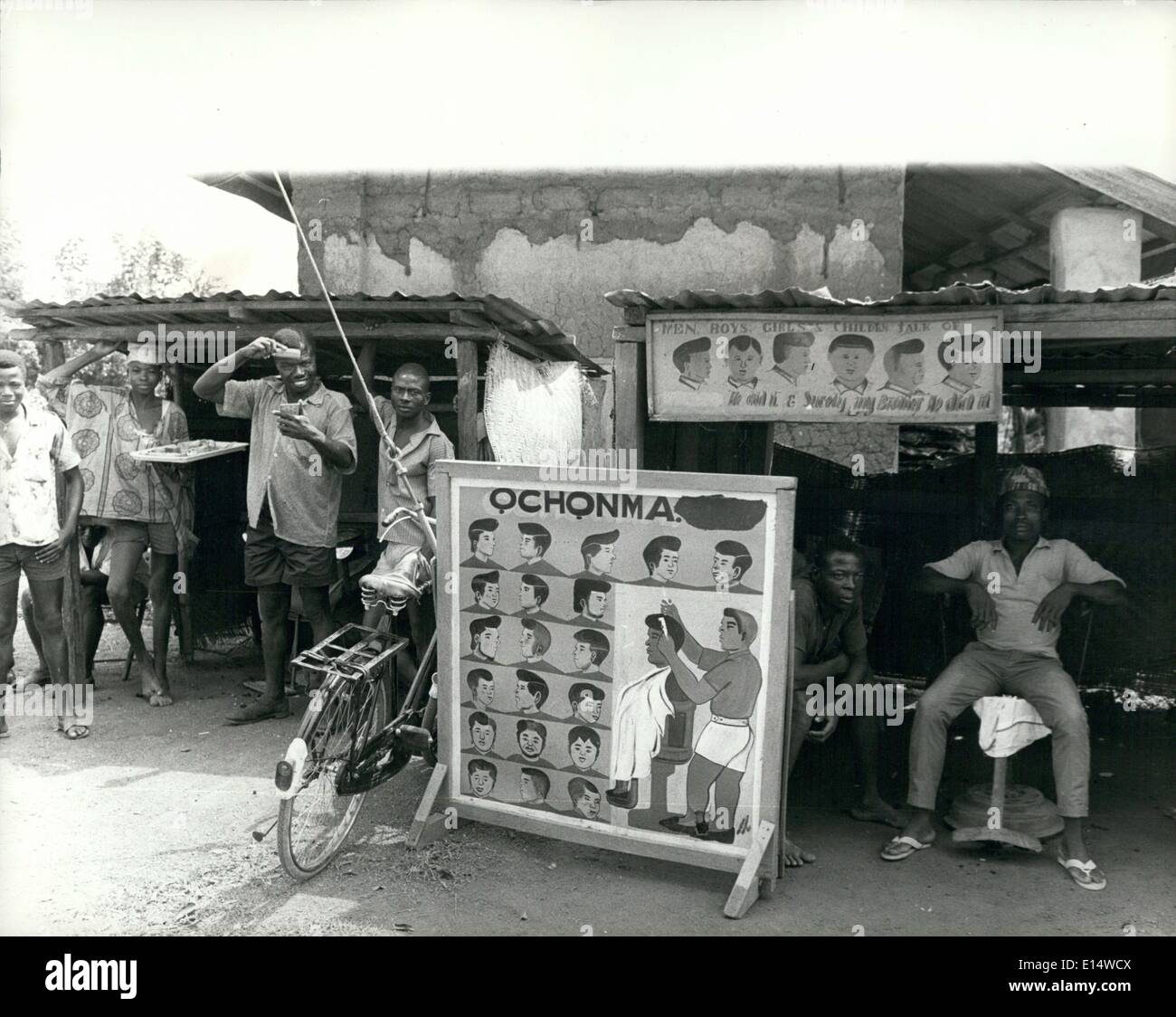 Apr. 18, 2012 - nonostante i nigeriani di breve, strettamente burled capelli - loro barbieri pubblicizzare occidentali - lo stile pop acconciatura. Foto Stock