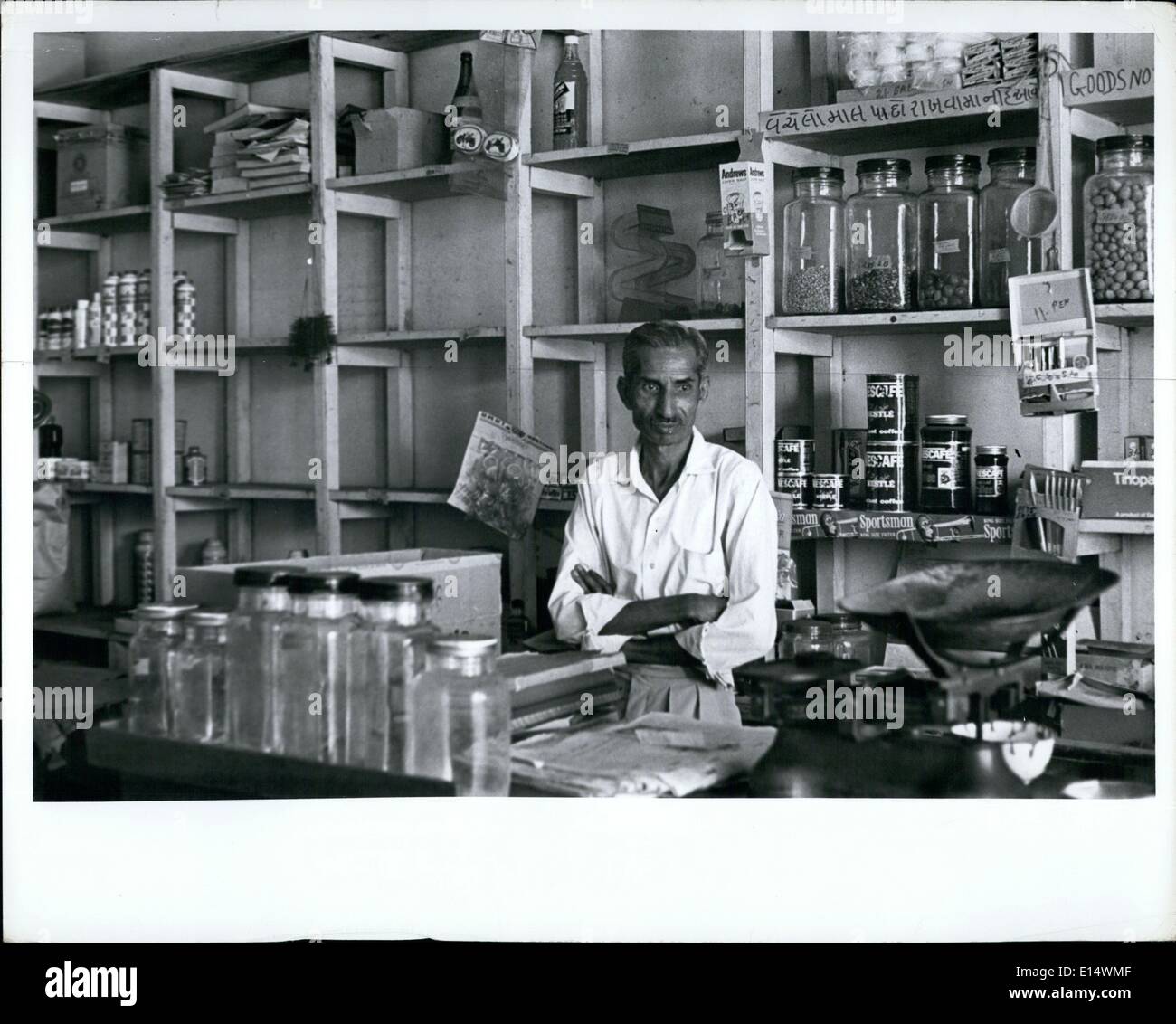 Apr. 18, 2012 - Nairobi, Kenya: un quasi vuoto negozio di proprietà di un asiatico - Gli indiani non sono autorizzati a vendere beni di base di Gennaio 1, 1969. Il proprietario è il confezionamento fino e spera di immigrare in Gran Bretagna. Foto Stock