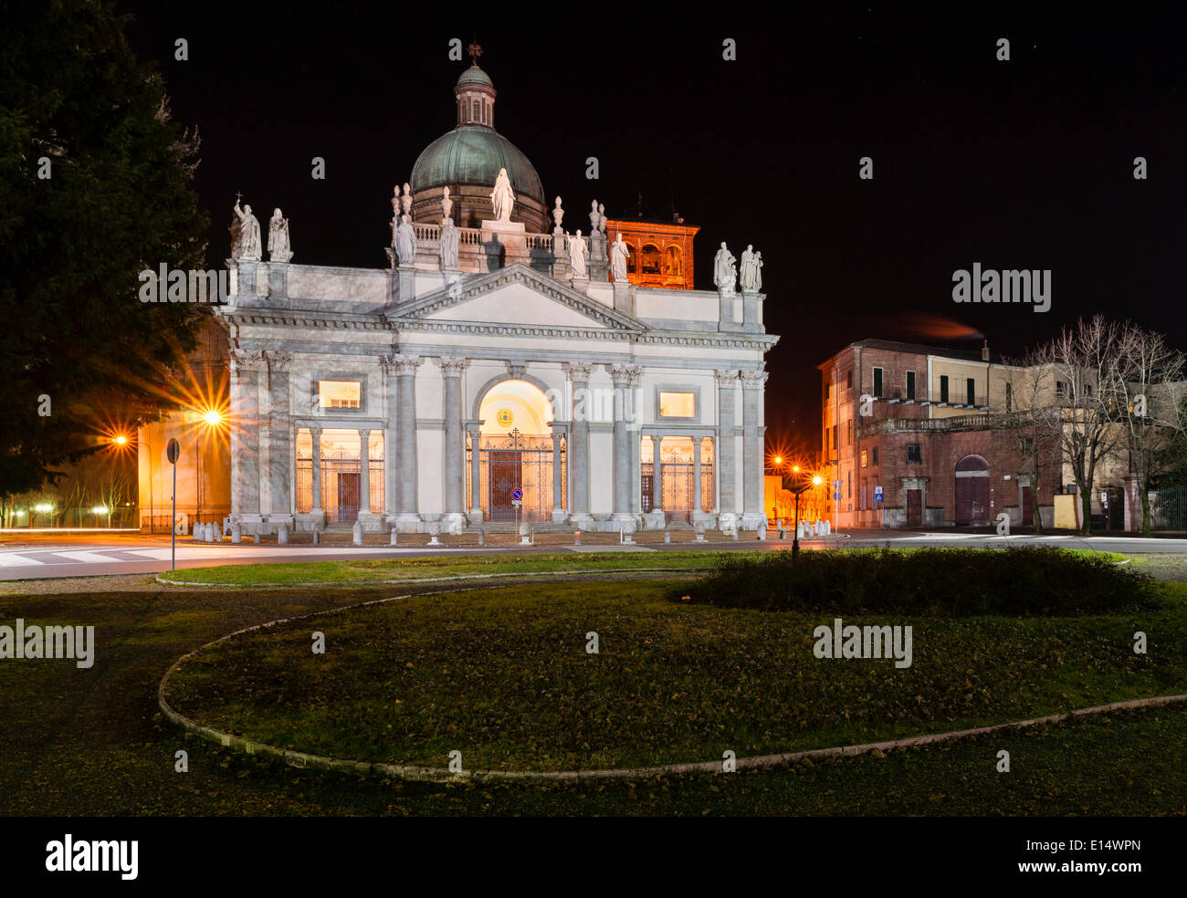 Il neo-classica facciata, Sant Eusebio Cattedrale, di notte, Vercelli Piemonte, Italia Foto Stock