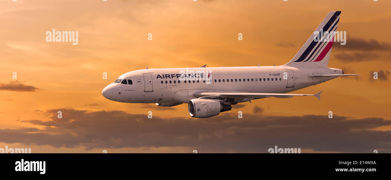 Air France Airbus A318-111 in volo nella luce della sera Foto Stock