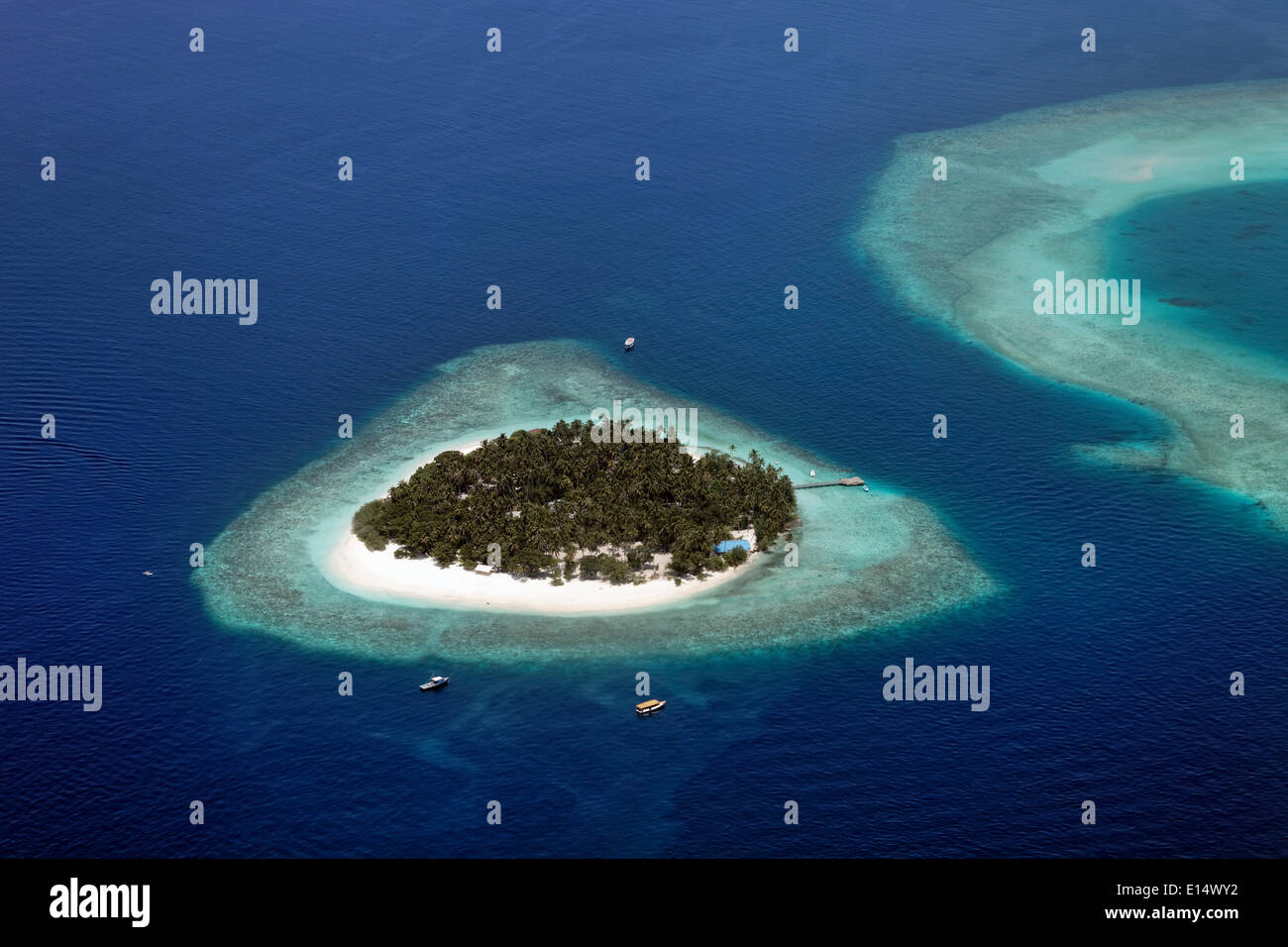 Vista aerea, isola disabitata di Kuda Bandos, North Malè Atoll, Oceano Indiano, Maldive Foto Stock
