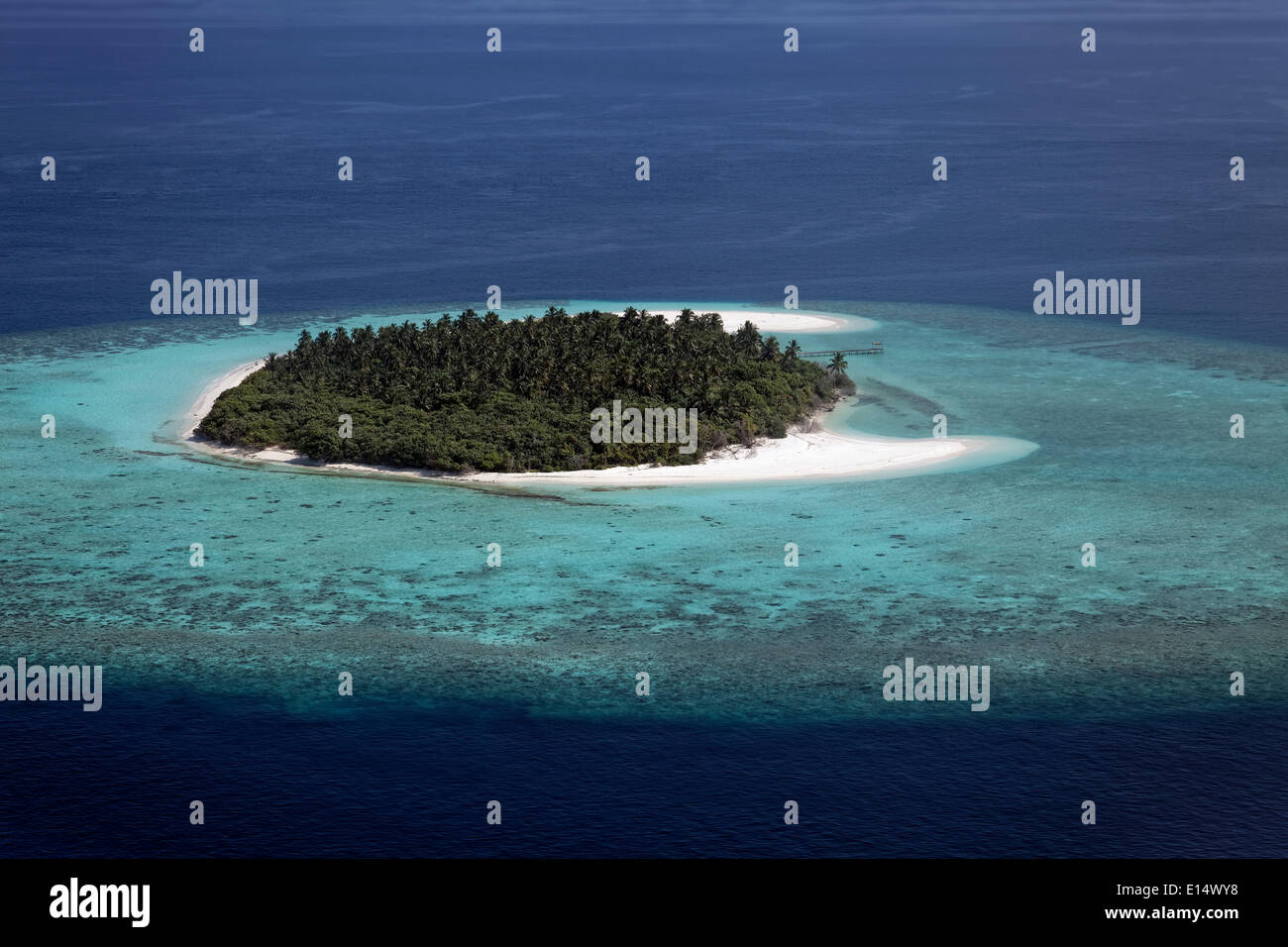 Vista aerea, isola disabitata nel nord atollo di Ari, Oceano Indiano, Maldive Foto Stock