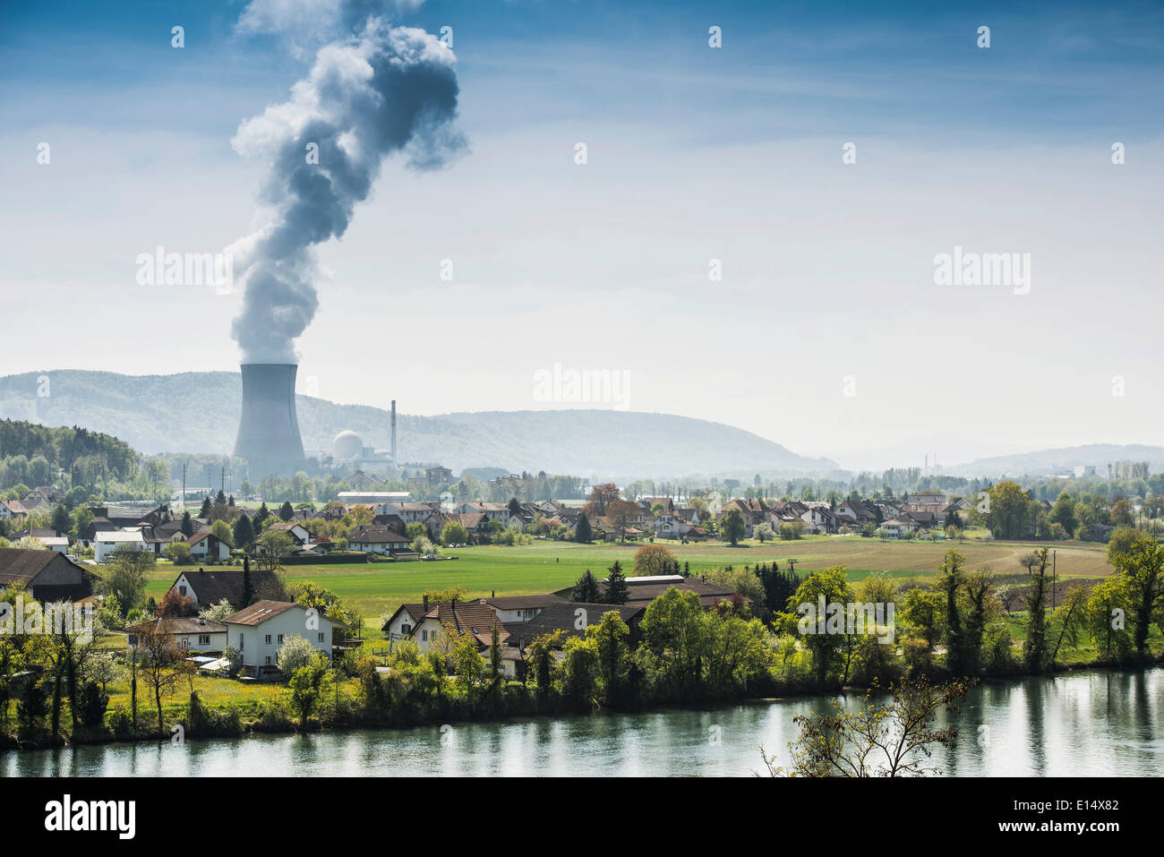 Centrale nucleare di Leibstadt Power Plant e villaggio, Leibstadt, Cantone di Argovia, Svizzera Foto Stock