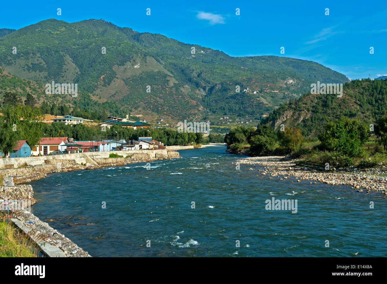 Paesaggio della Valle di Paro con il Paro Chhu River, Paro, Bhutan Foto Stock