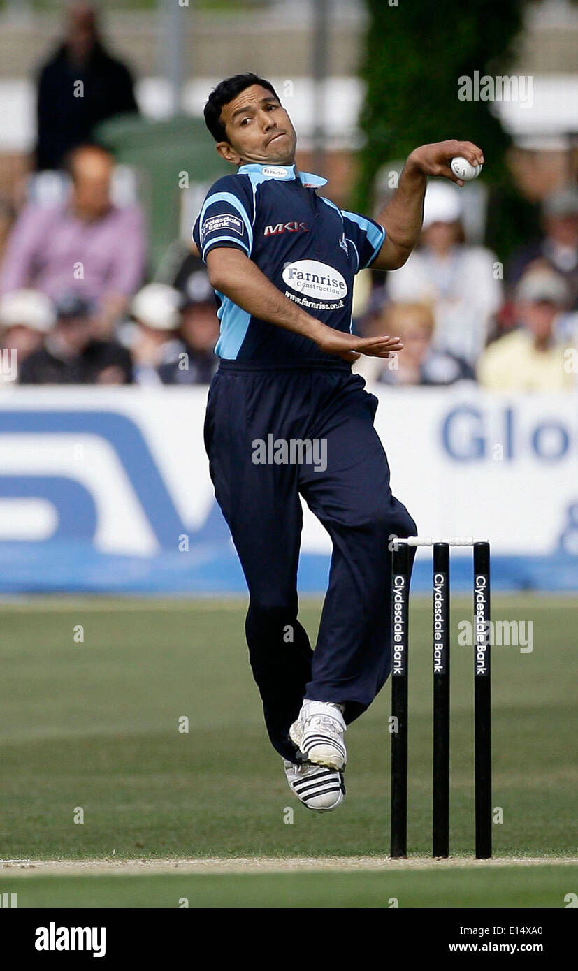 Sussex County Cricket player Naved Arif Gondal bowling presso la contea polv a Hove. Foto Stock