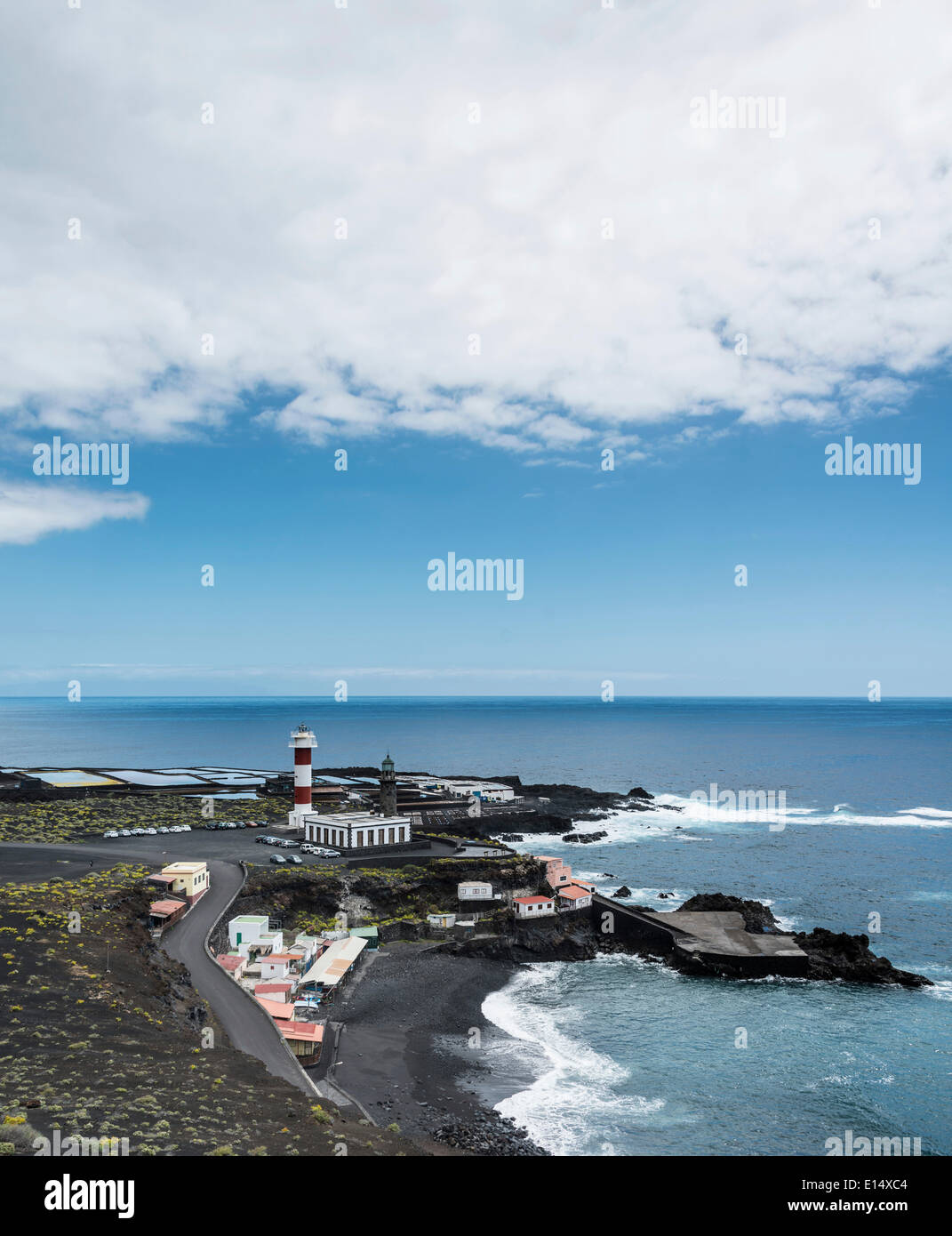 Costa con il Salinas Teneguía sale stagni di evaporazione, vecchio e nuovo faro, sul sud del promontorio di Punta de Fuencaliente Foto Stock