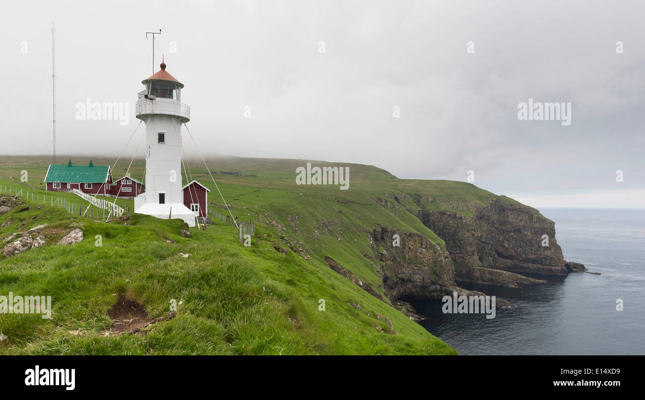 Faro e scogliere, Akraberg, il punto più meridionale di Suðuroy, Isole Faerøer, Danimarca Foto Stock