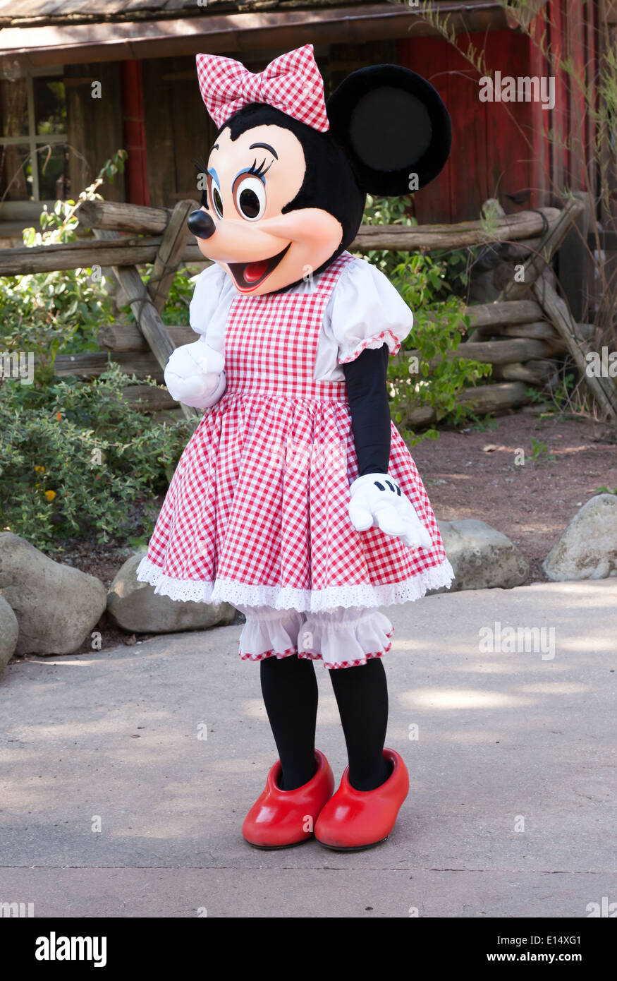 Minnie mouse facendo incontrare un'n'salutare sessione in Frontierland, Disneyland Paris. Foto Stock