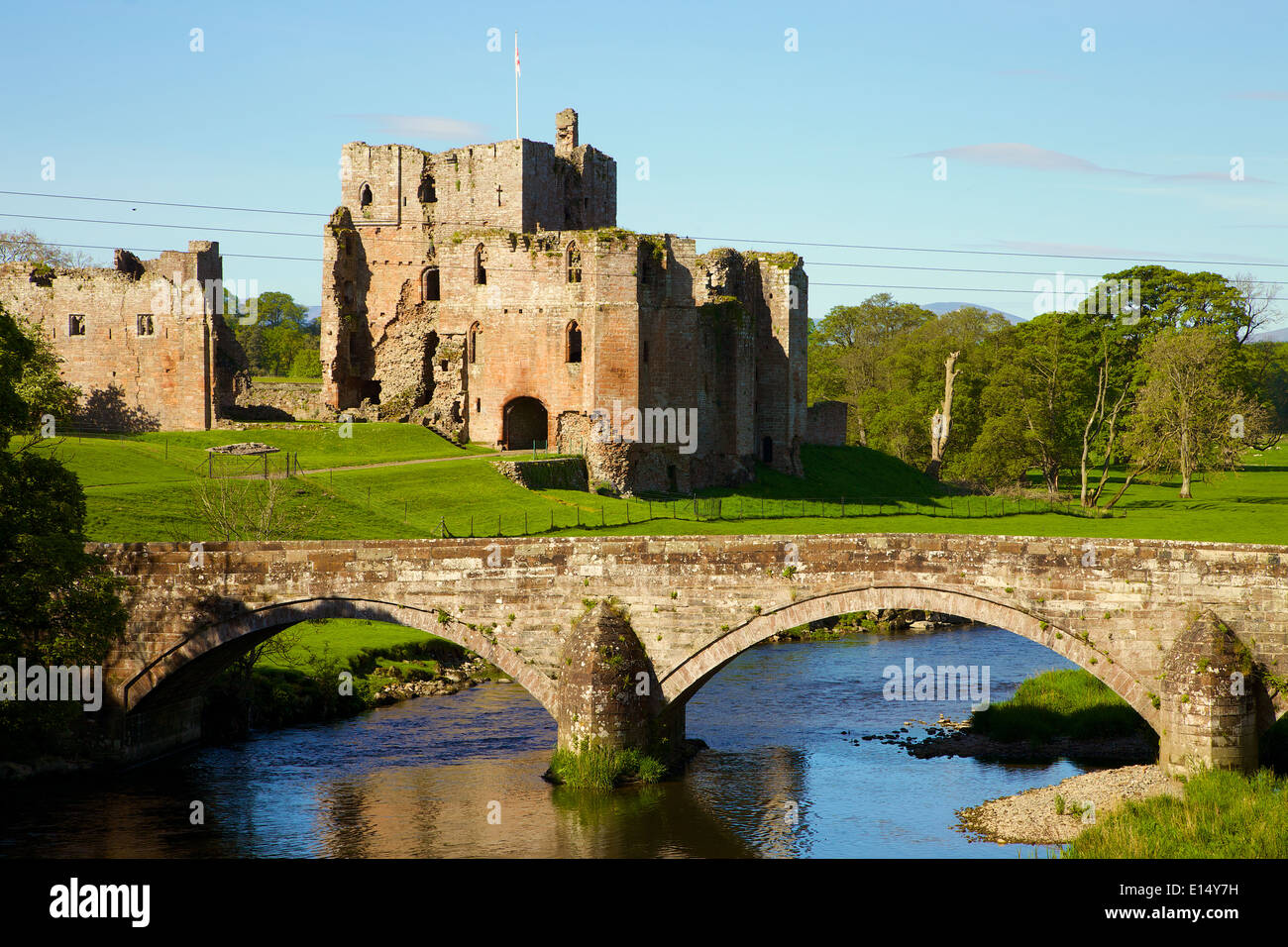 Brougham Castle e di un ponte sul fiume Eamount vicino a Penrith, Cumbria, Inghilterra, Regno Unito. Foto Stock