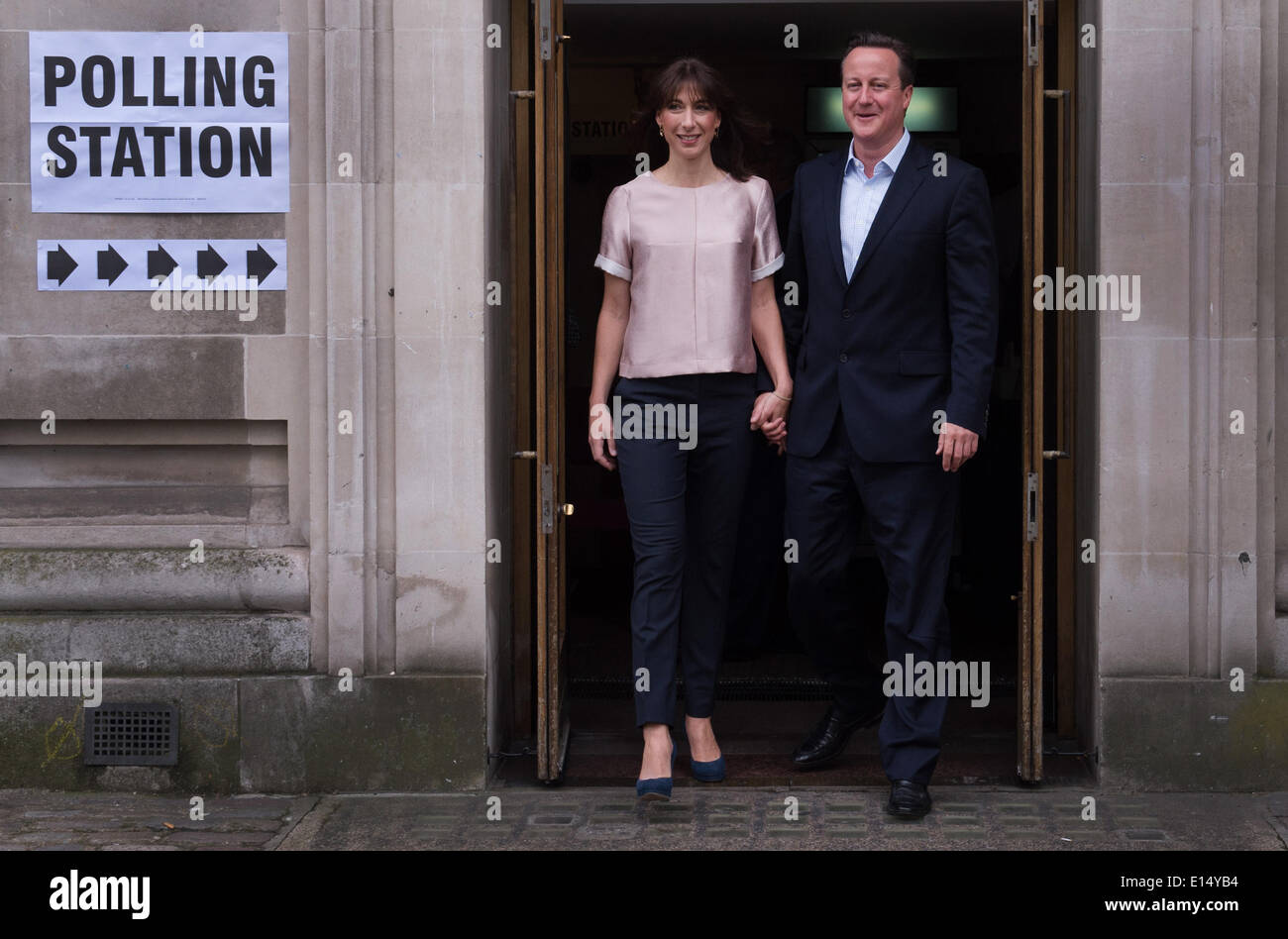 Londra, Gran Bretagna. 22 Maggio, 2014. Primo Ministro britannico David Cameron (R) e sua moglie Samantha lasciare dopo il voto in London, Gran Bretagna, il 22 maggio 2014. Le elezioni per il Parlamento europeo ha aperto il giovedì. Credito: Piscina/Xinhua/Alamy Live News Foto Stock