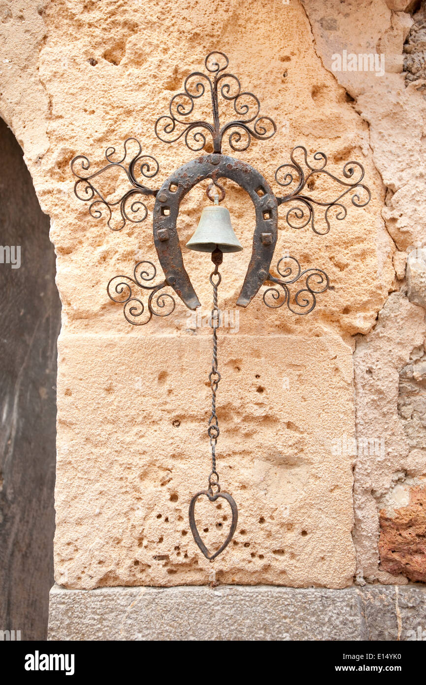 Un rustico campanello in Deia, Mallorca Foto Stock