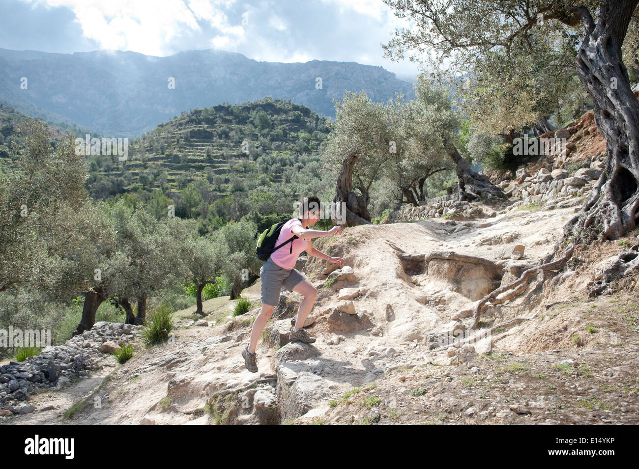A cinquanta anni di donna cammina il percorso da Cala Deia a Deia in Mallorca Foto Stock