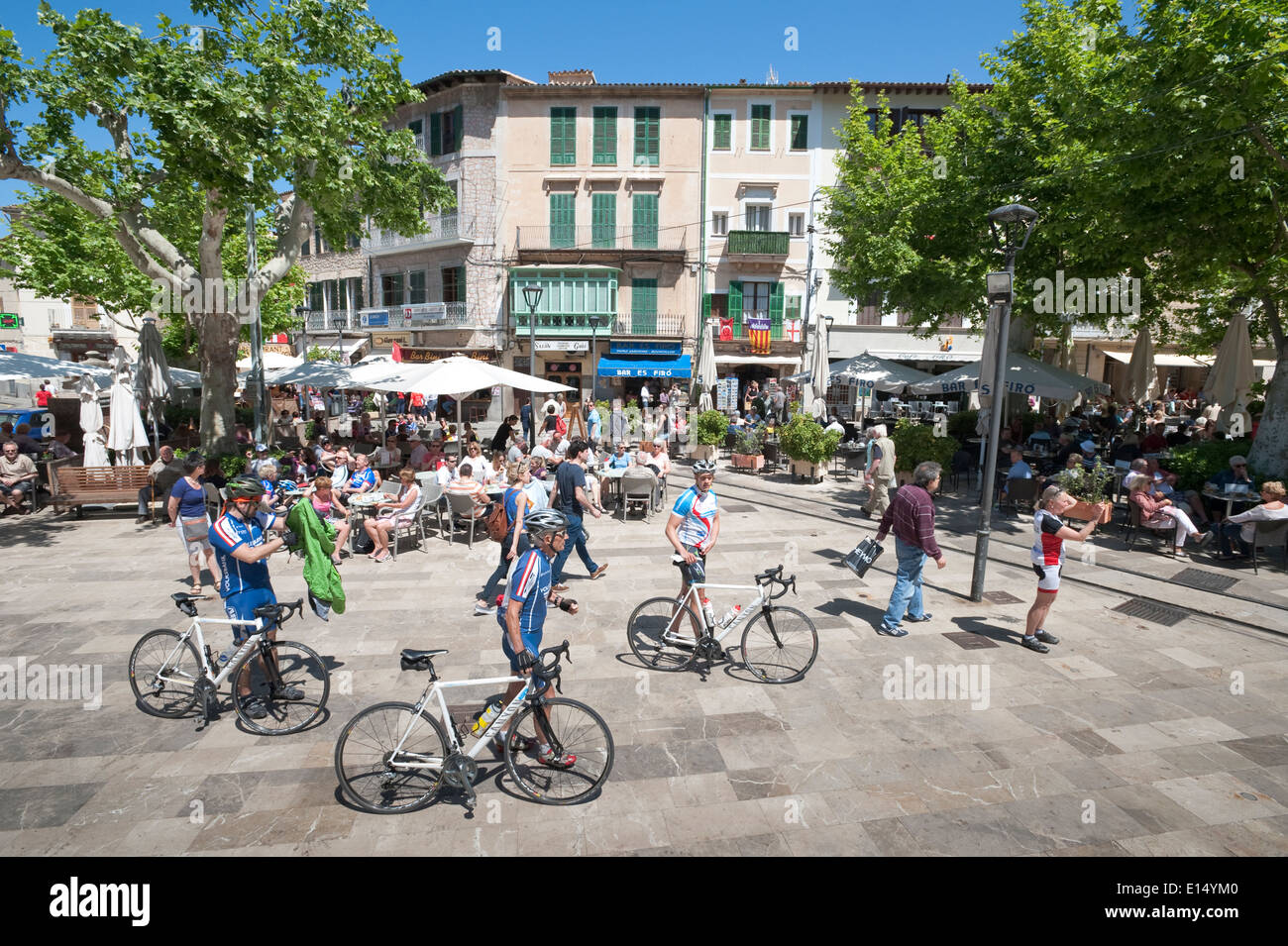 Cicloturisti nella piazza principale di Soller, Mallorca Foto Stock