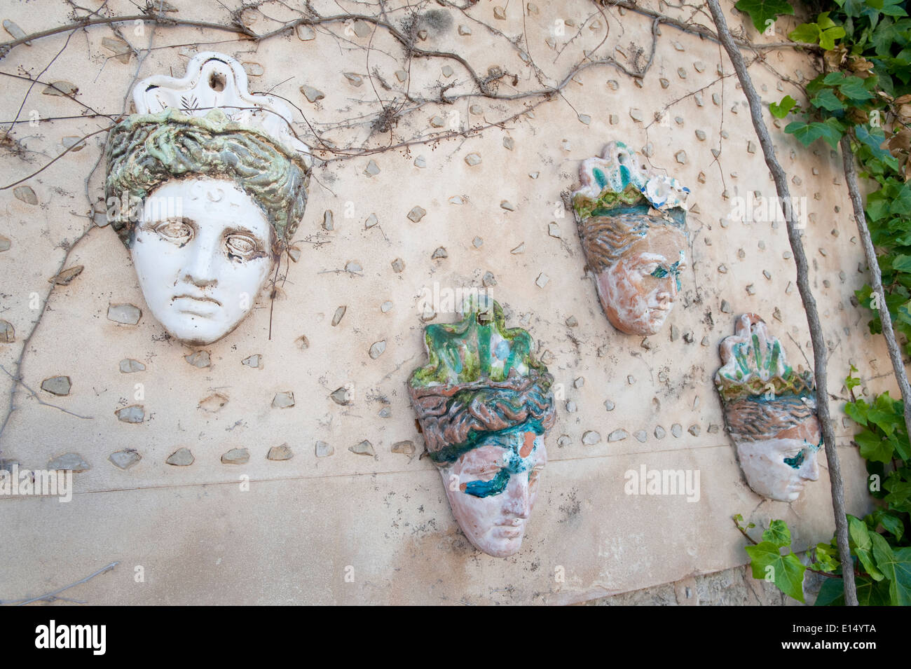 Ceramica invetriata capi impostato in corrispondenza di una parete a Valldemossa, Mallorca Foto Stock