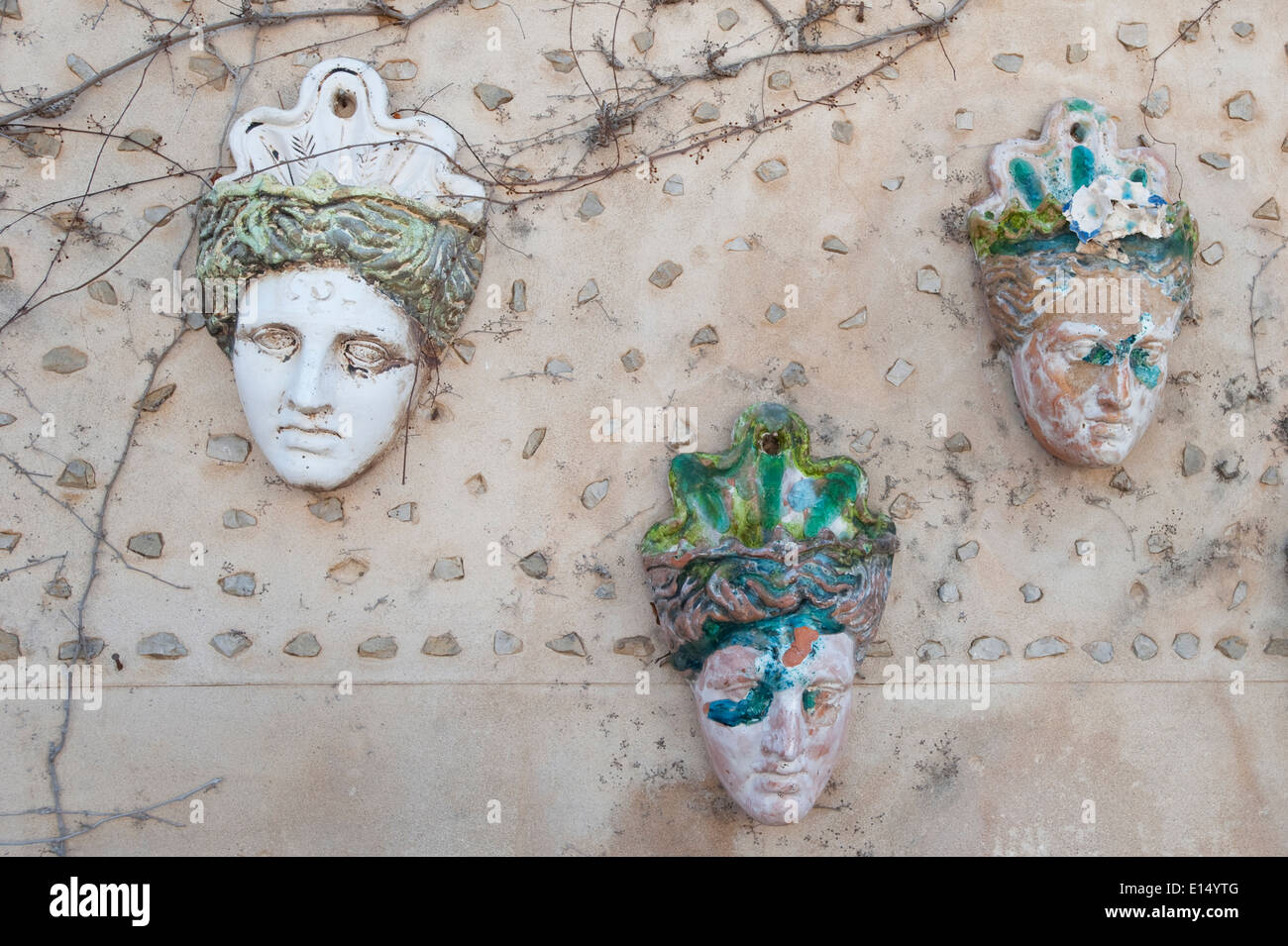 Ceramica smaltata set di teste in una parete a Valldemossa, Mallorca Foto Stock