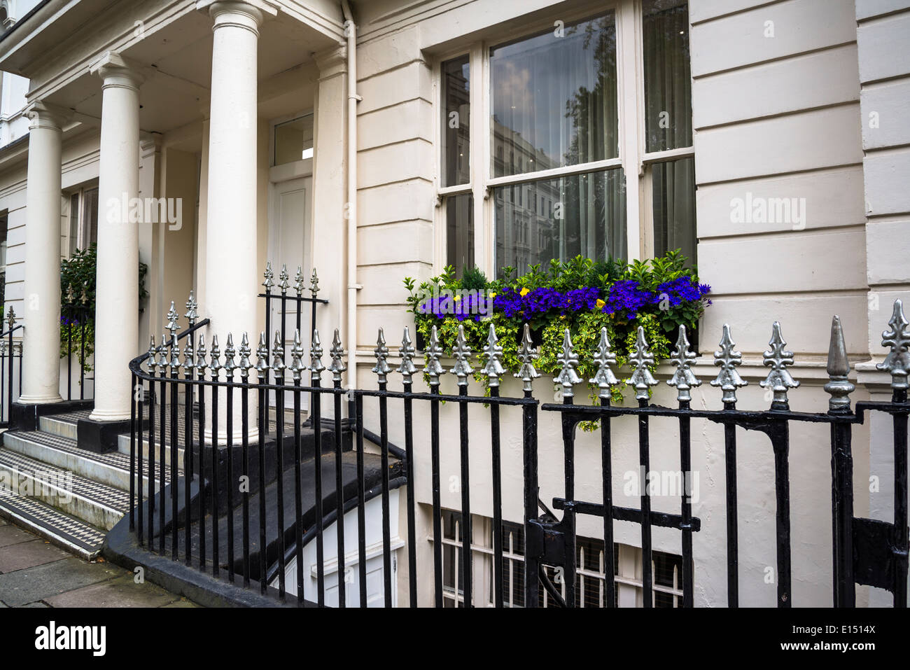 Elegante casa con fiori su un davanzale, Kensington Gardens Square, City of Westminster, London W2, Regno Unito Foto Stock