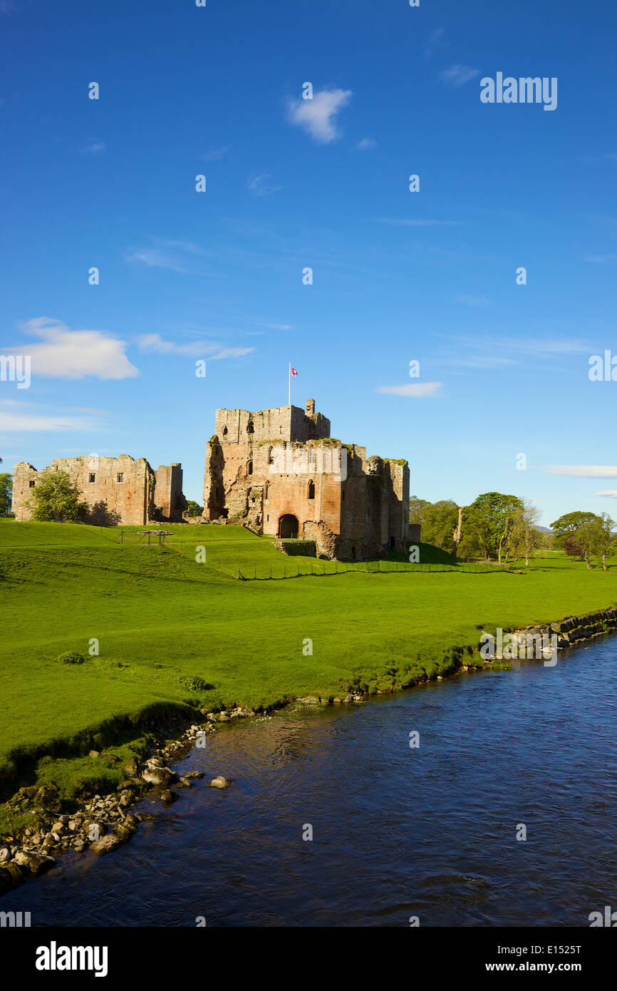 Brougham il castello e il fiume Eamount vicino a Penrith, Cumbria, Inghilterra, Regno Unito. Foto Stock