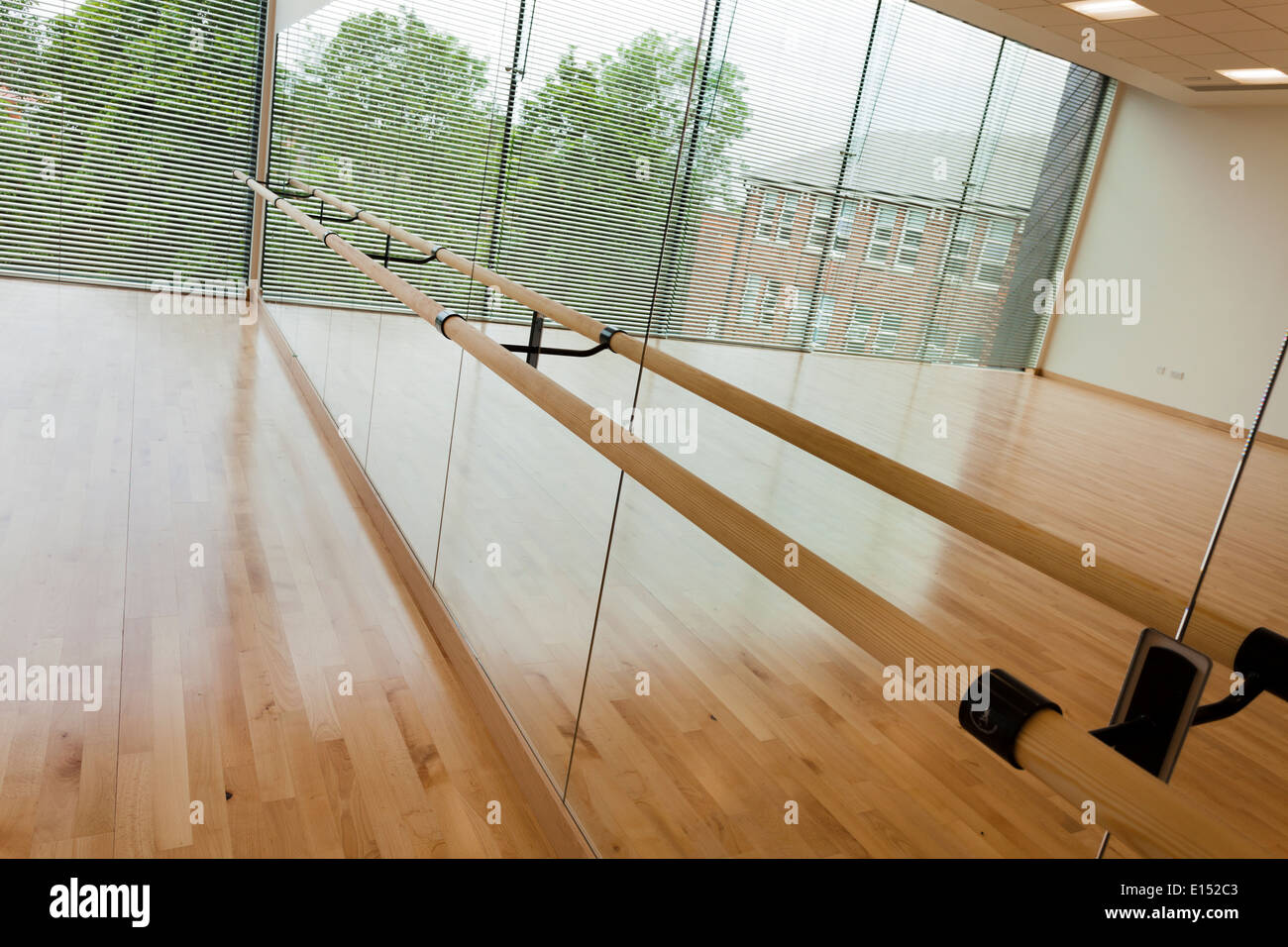 Studio di danza e parete a specchio a Notting Hill Ealing High School. Foto Stock