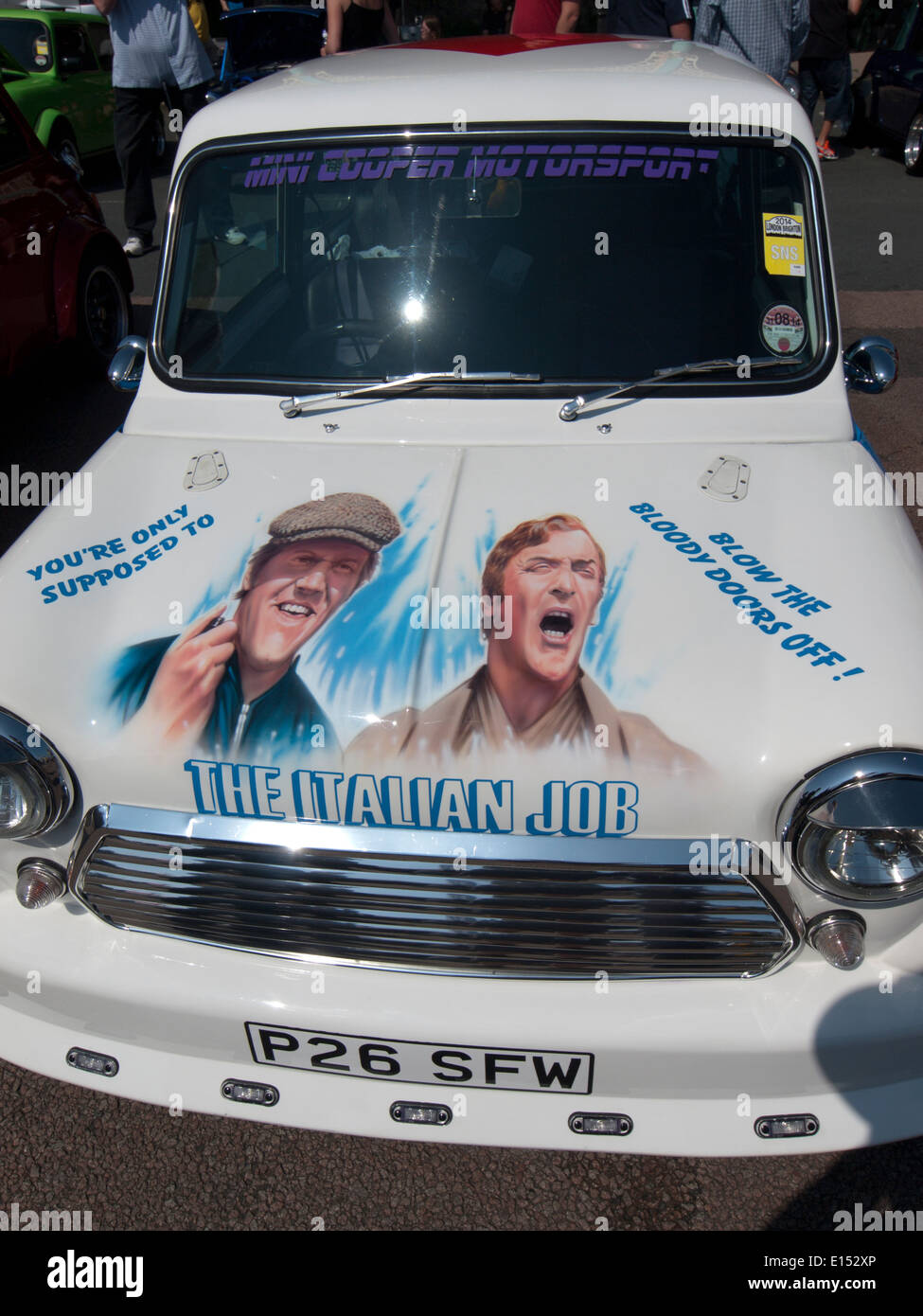 Un processo di verniciatura, il tema "Il job italiano', su un Mini auto in Brighton Foto Stock