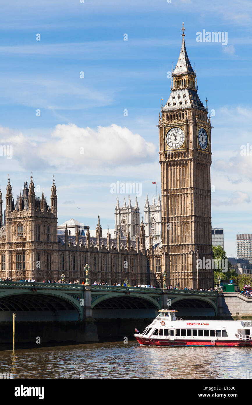 Turistiche in barca sul fiume passando sotto il Westminster Bridge dal Big Ben. Foto Stock