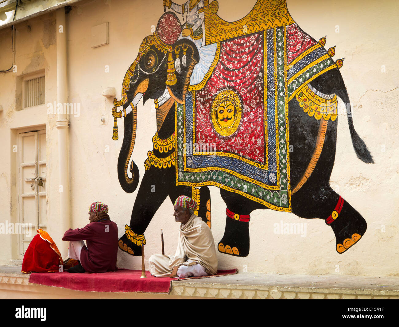 India Rajasthan, Udaipur, Palazzo Cittadino del Rajasthan uomini al di sotto, la pittura murale di elefante Foto Stock