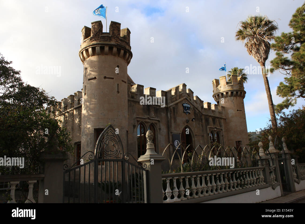Interessante edificio, che assomiglia a un vecchio castello medioevale nel centro storico di La Laguna, Tenerife, Spagna Foto Stock