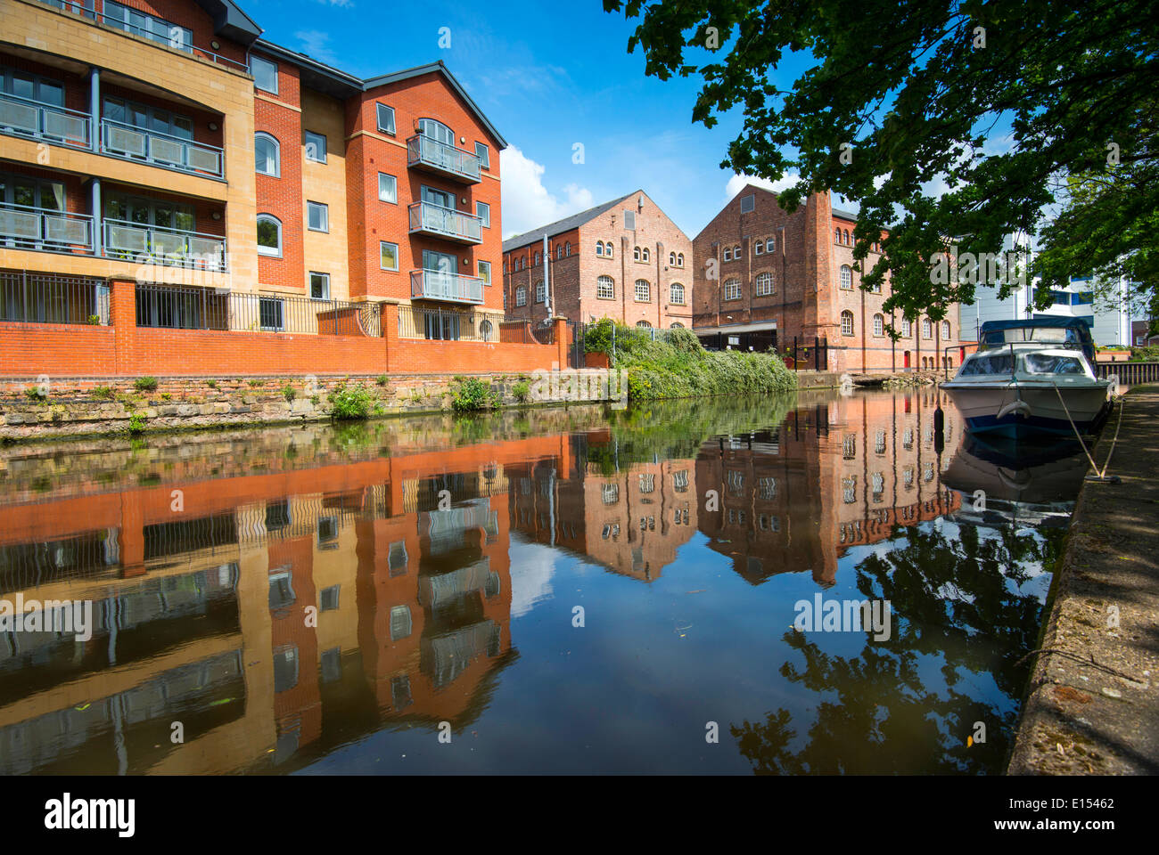 Riflessioni nel canale nella città di Nottingham, Nottinghamshire REGNO UNITO Inghilterra Foto Stock