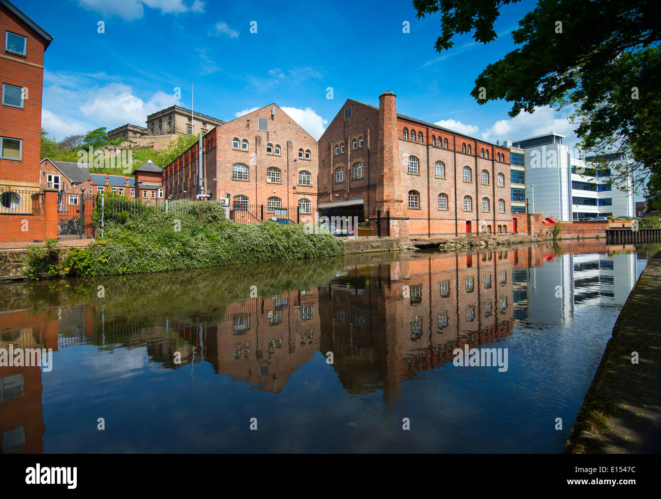 Riflessioni nel canale nella città di Nottingham, Nottinghamshire REGNO UNITO Inghilterra Foto Stock