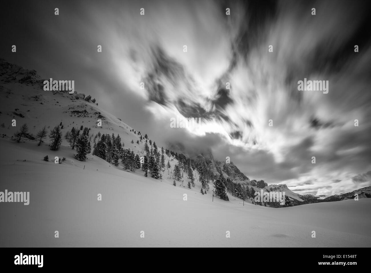 Nuvole in movimento su picchi, stagione invernale, neve. Il parco naturale Puez-Odle. Val di Funes. Le Dolomiti. Alpi Italiane. Europa. Foto Stock