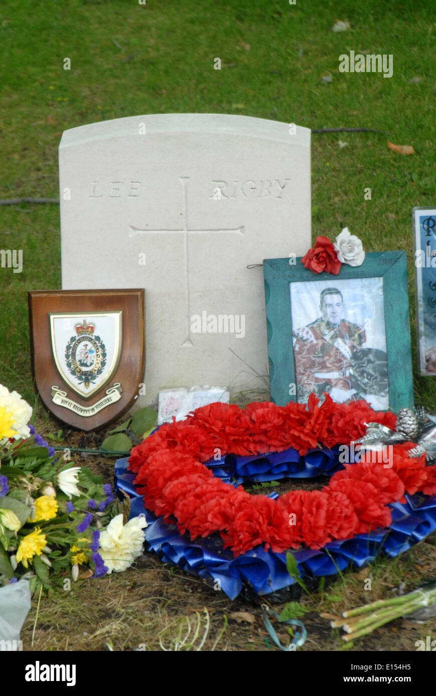 Londra, UK, 22 maggio 2014, la folla detiene un minuto di silenzio in occasione dell'anniversario dell'assassinio di Lee Rigby al punto in cui è stato assassinato Credito: JOHNNY ARMSTEAD/Alamy Live News Foto Stock