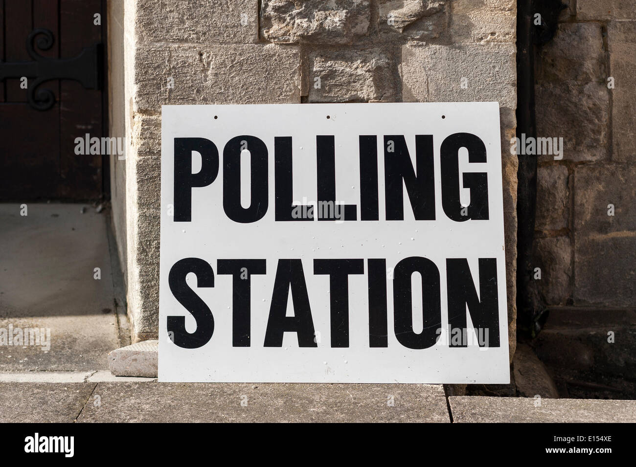 Northwood, LONDRA, REGNO UNITO, 22 maggio 2014. Stazione di polling indicazioni per (i) l'elezione dei membri del Parlamento europeo per l'Inghilterra e Irlanda del Nord e, (ii) l'elezione dei consiglieri per il locale Consiglio di Borough. Credito: Stephen Chung/Alamy Live News Foto Stock