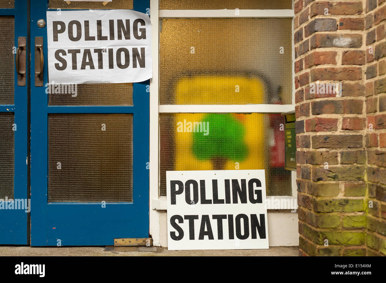 Northwood, LONDRA, REGNO UNITO, 22 maggio 2014. Stazione di polling indicazioni per (i) l'elezione dei membri del Parlamento europeo per l'Inghilterra e Irlanda del Nord e, (ii) l'elezione dei consiglieri per il locale Consiglio di Borough. Credito: Stephen Chung/Alamy Live News Foto Stock