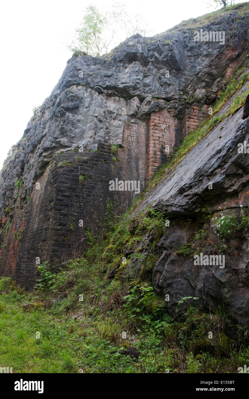 Muro di mattoni lavorazioni nel memorandum di Wye Dale Derbyshire per la linea ferroviaria Foto Stock