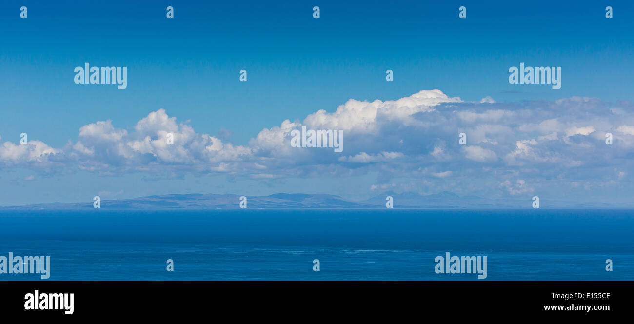 Le isole scozzesi di Islay e Jura come si vede dal Fair Head County Antrim Irlanda del Nord Foto Stock