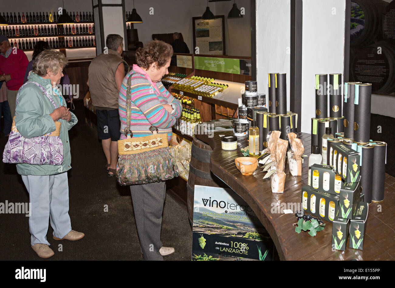 I turisti dello shopping di vino locale nella Bodega La Geria, La Geria, Lanzarote, Isole Canarie, Spagna Foto Stock