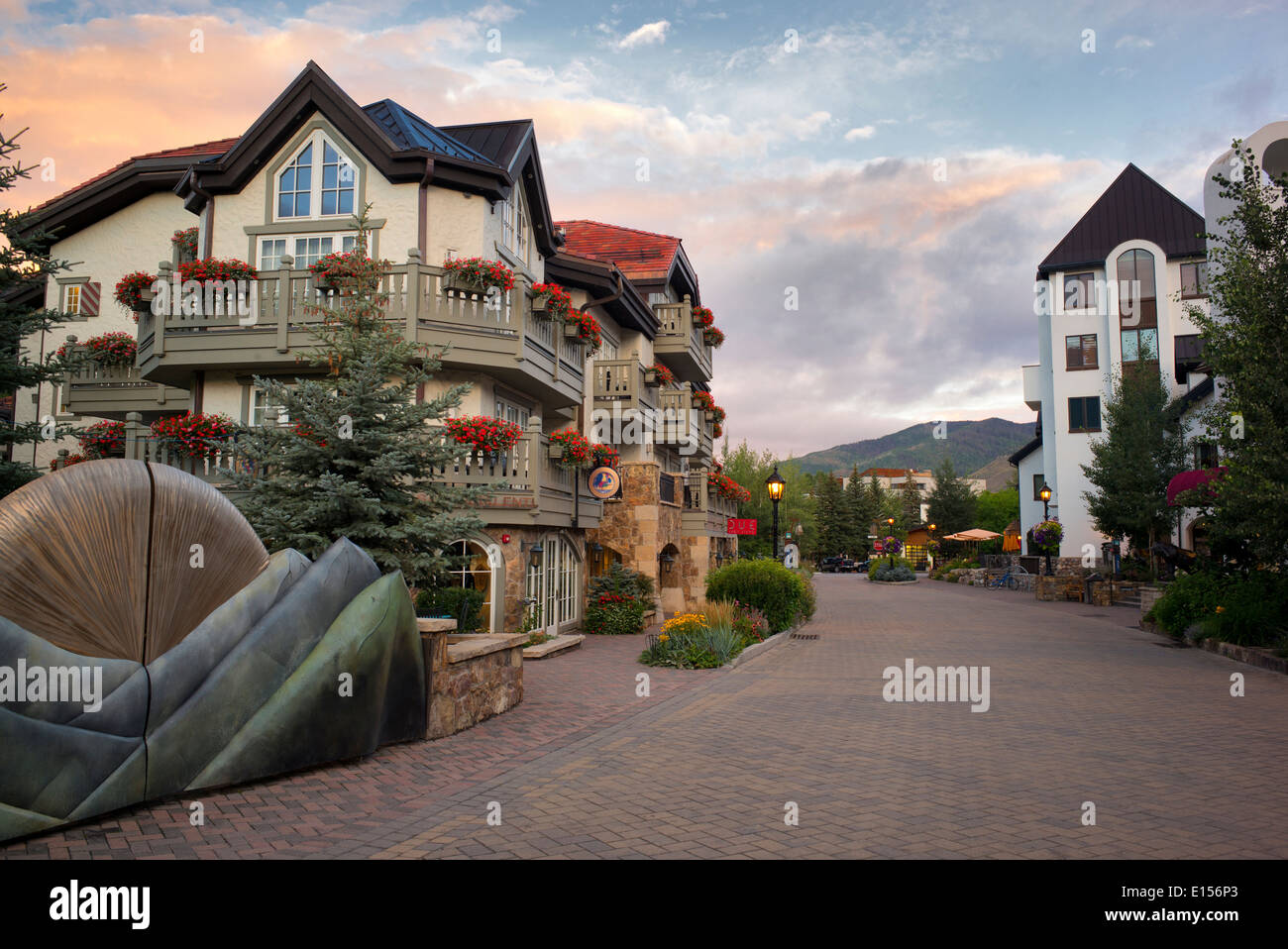 Strada principale di Vail con sunrise. Vail Colorado Foto Stock Strada principale di Vail con sunrise. Vail Colorado Foto Stock