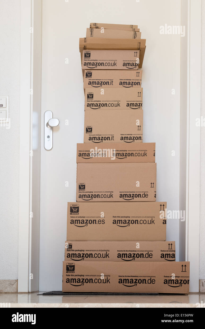 Una grande pila di pacchi da Amazon.com in diverse dimensioni è in attesa  di ricevere