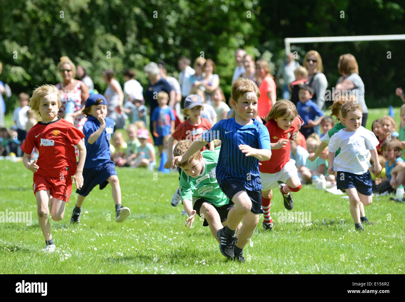 La scuola primaria la giornata dello sport boys gara di corsa Regno Unito Foto Stock