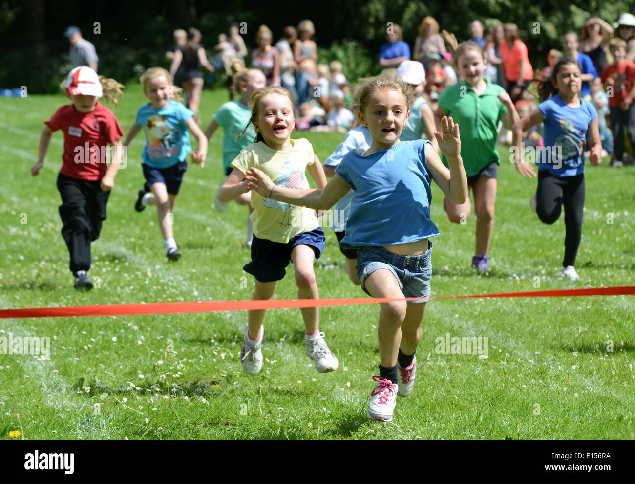 La scuola primaria la giornata dello sport ragazze gara di corsa Regno Unito Foto Stock