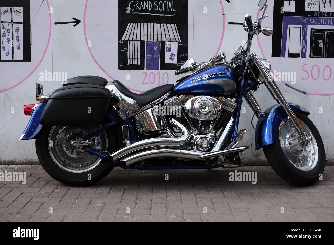 Massive Harley Davidson Motorcycle parcheggiato su una Dublin Street, Irlanda Foto Stock