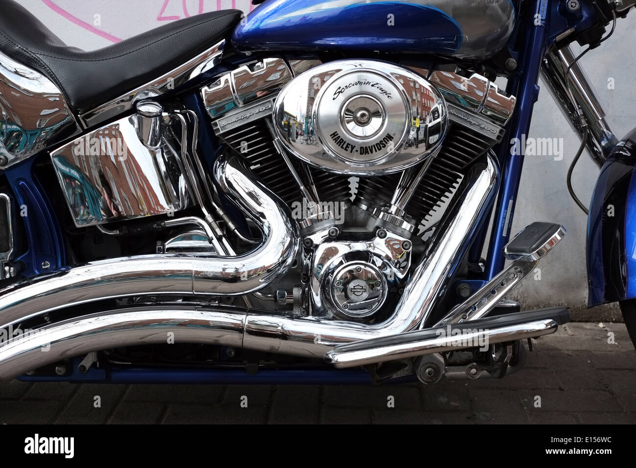 Massive Harley Davidson Motorcycle parcheggiato su una Dublin Street, Irlanda Foto Stock