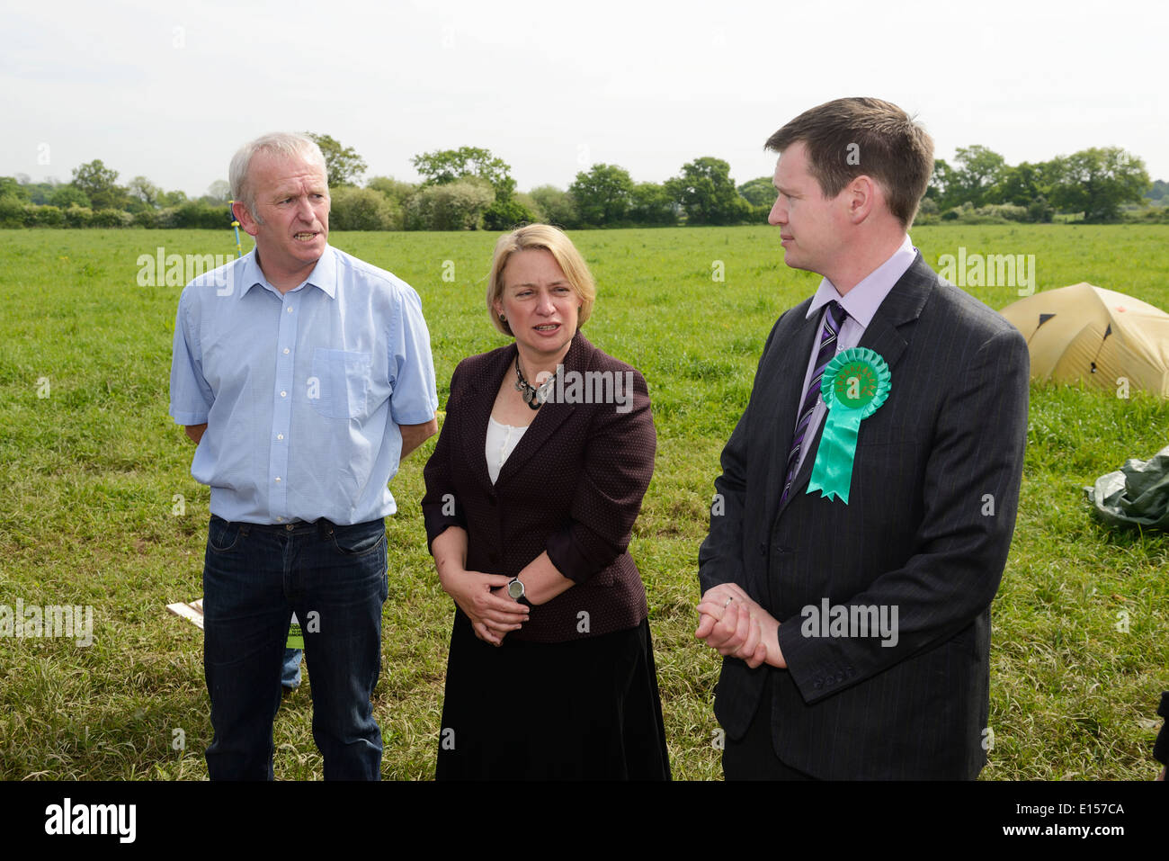 Il verde di leader di partito Natalie Bennett con il candidato locale John McNamara e eurodeputato candidato Pietro Cranie visita antifracking camp Foto Stock Il verde di leader di partito Natalie Bennett con il candidato locale John McNamara e eurodeputato candidato Pietro Cranie visita antifracking camp Foto Stock