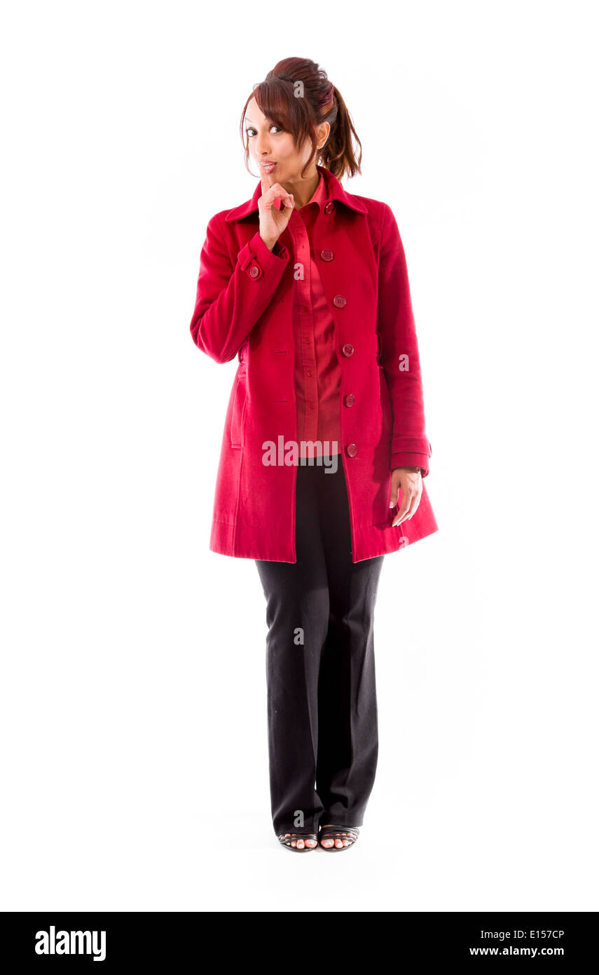 Indian giovane donna in piedi con il dito sulle labbra Foto Stock