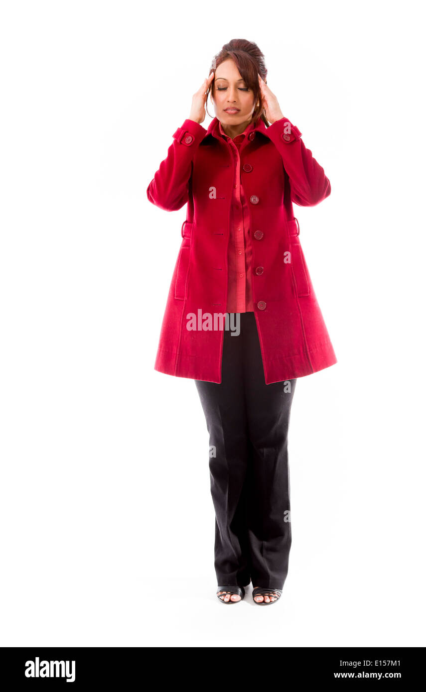 Indian giovane donna di toccare la sua testa su sfondo bianco Foto Stock