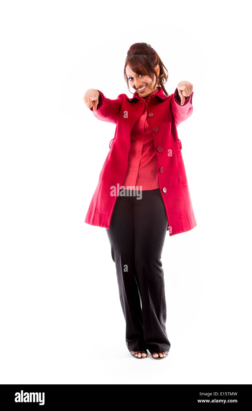 Indiano sorridente giovane donna rivolta verso la telecamera da entrambe le mani Foto Stock